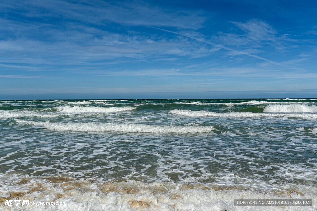 蔚蓝大海翻涌白色浪花