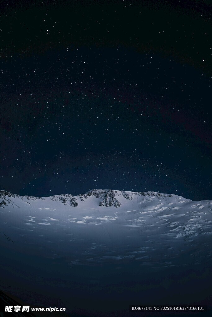 月夜下的静谧雪野