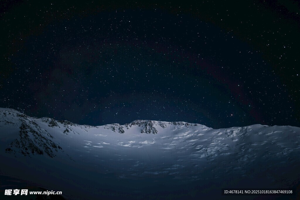 雪山夜空下的神秘光晕