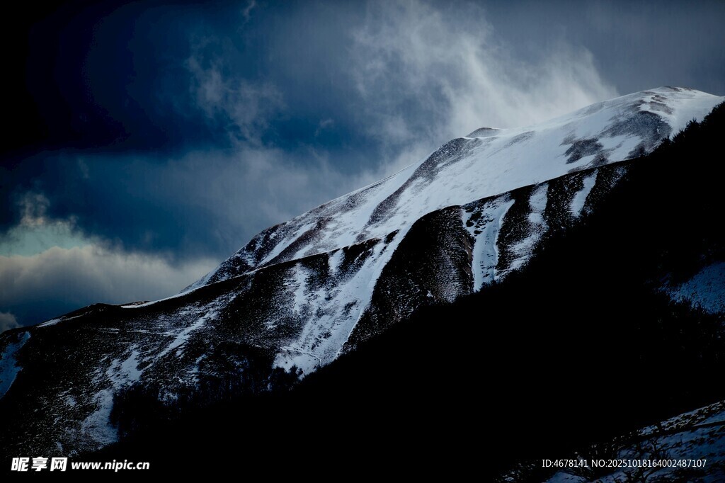 巍峨雪山与阴沉天空