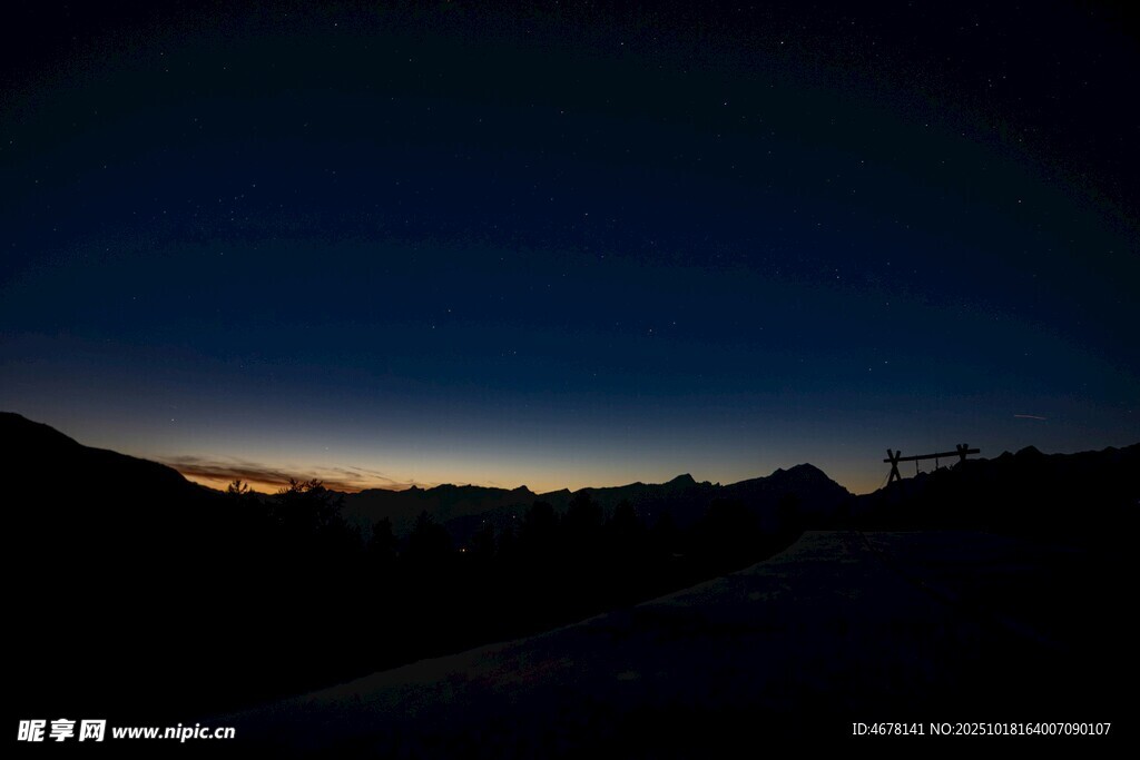 夜幕下的山峦美景