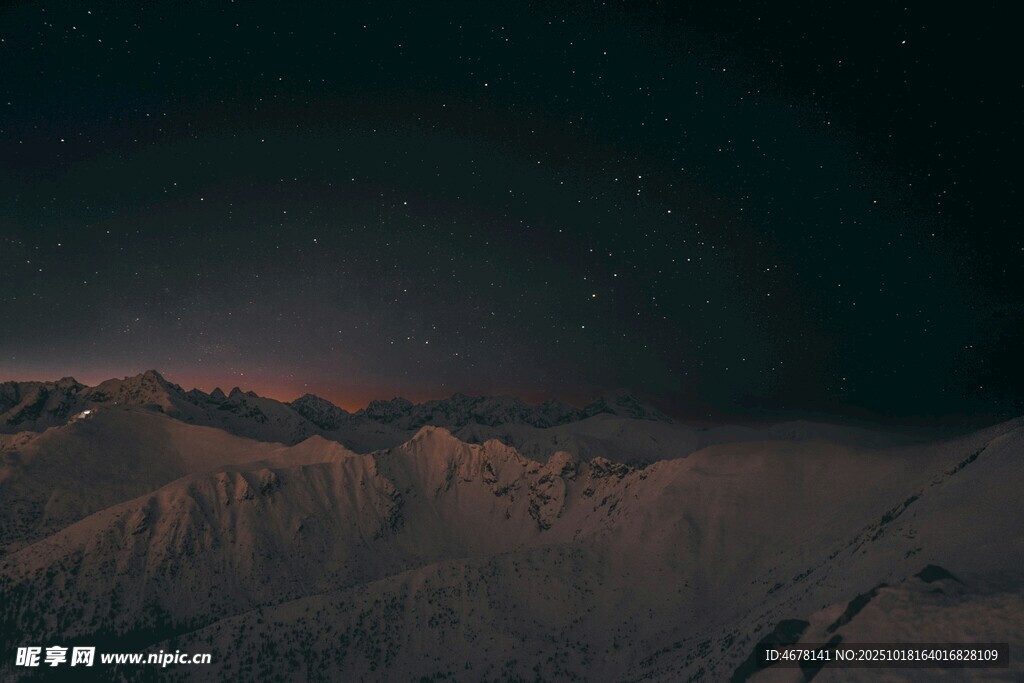 夜幕下的壮丽雪山景观