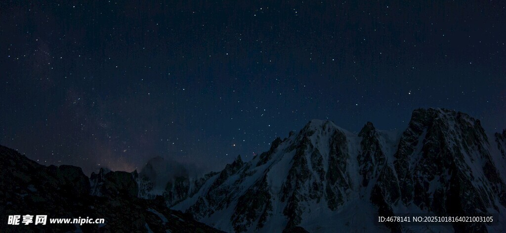 夜空下的巍峨山脉