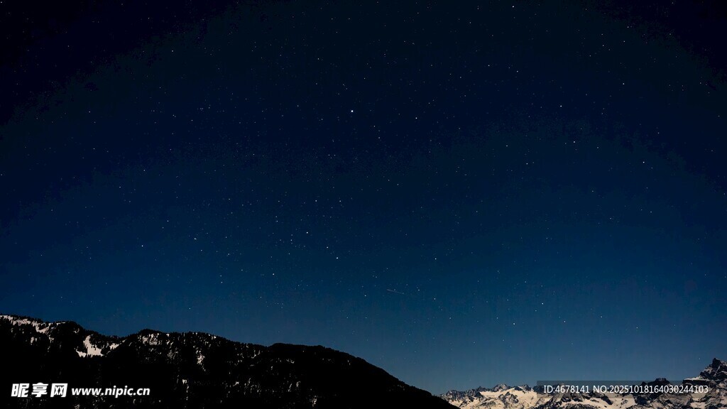 夜空下的雪山美景
