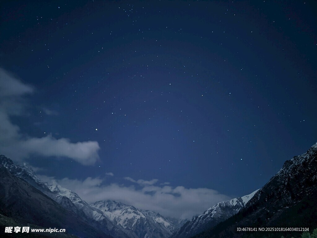 夜空下的山峦与云朵