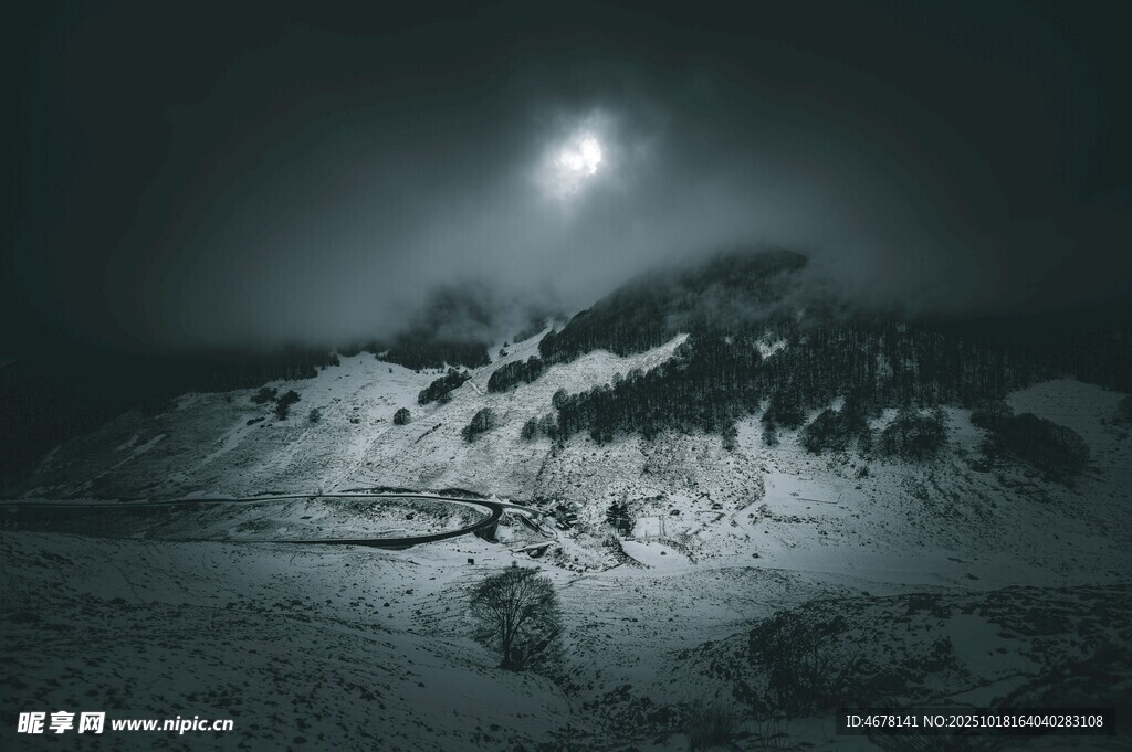 月夜下的雪山景致
