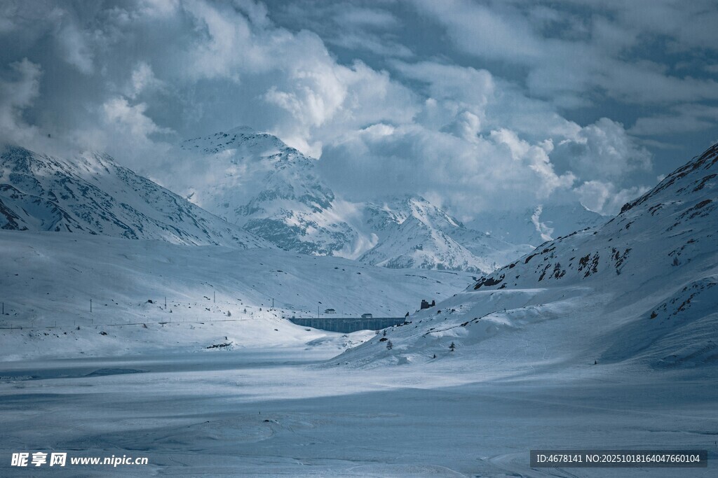 雪山旷野中的壮丽风景