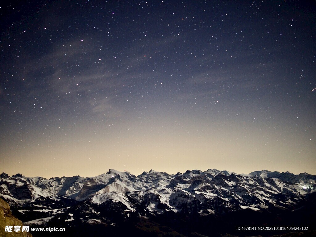 星空下的雪山壮丽景观