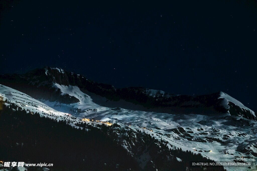 夜幕下的雪山壮丽景观
