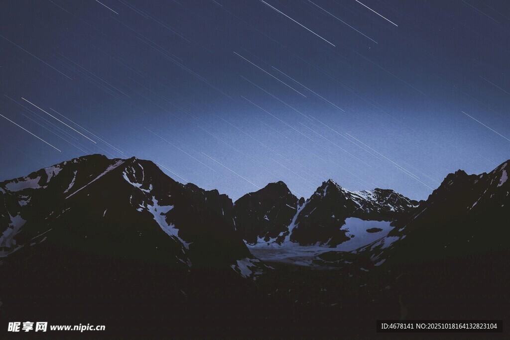 夜空下的雪山星轨美景