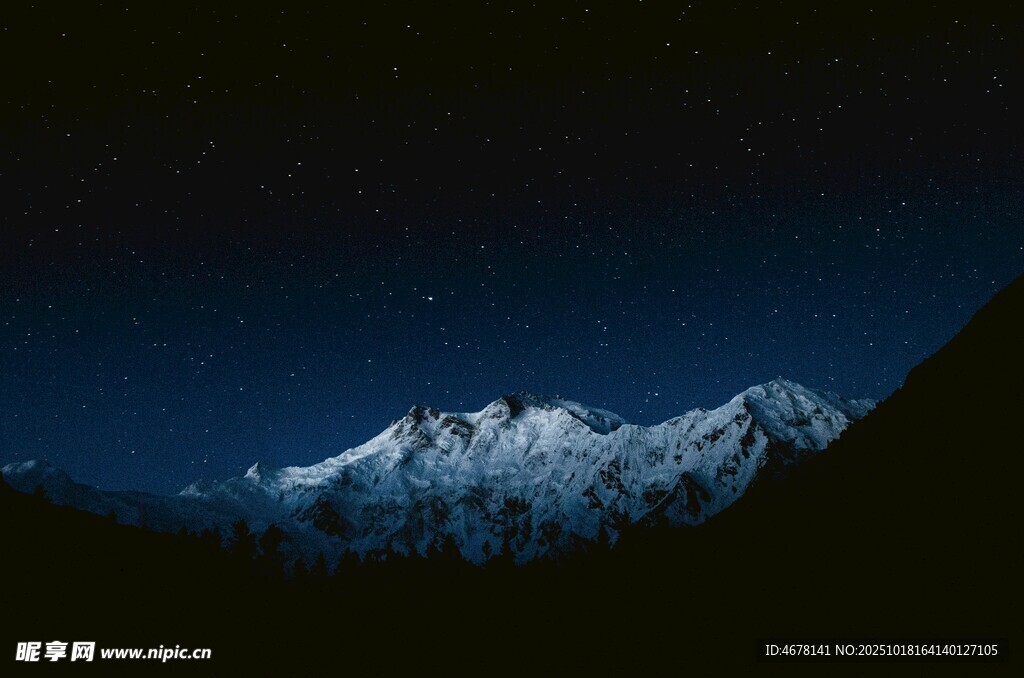 夜空下的巍峨雪山