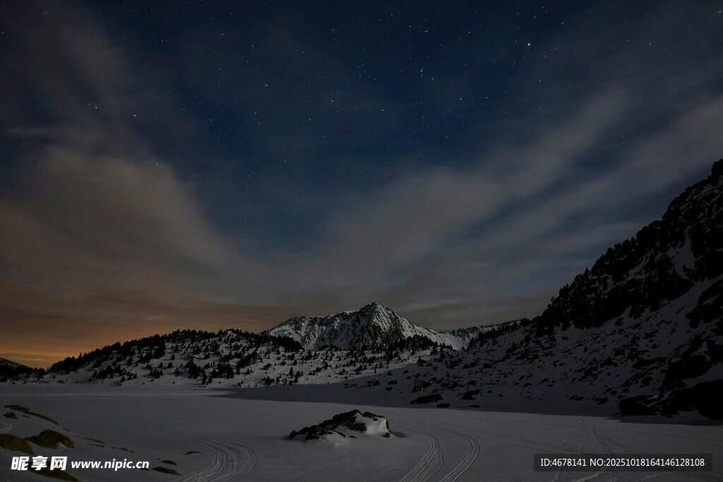 雪夜山峦的静谧美景