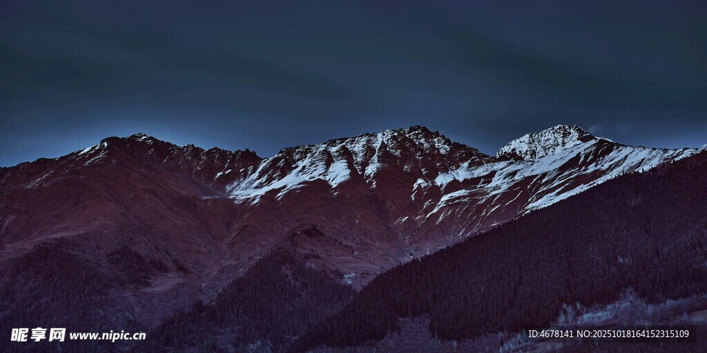 夜幕下的雪山壮丽景观