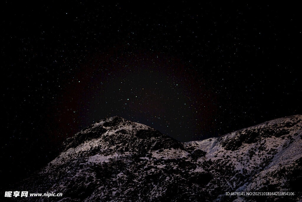 夜空中的山峰与光晕