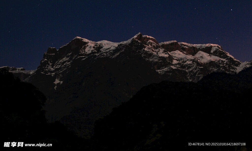 夜幕下的巍峨雪山