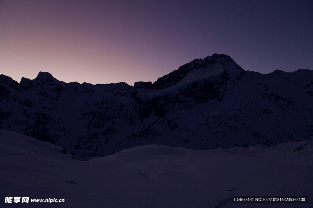 黄昏下的雪山美景