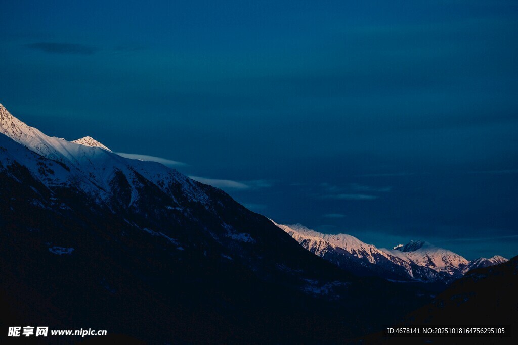 夜幕下的雪山美景