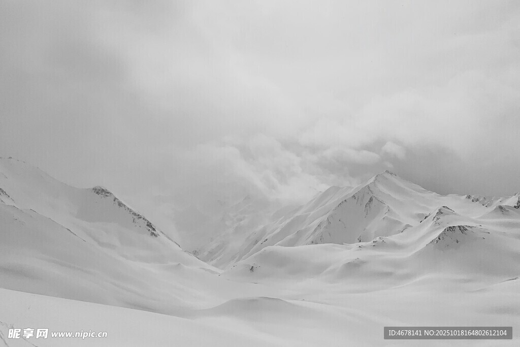 雪山云雾缭绕壮丽景观