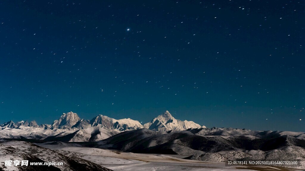 雪山夜空下的静谧美景