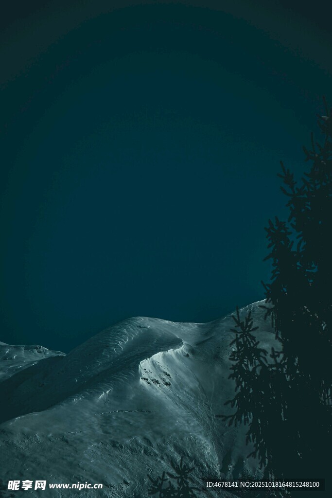 夜幕下的雪山美景