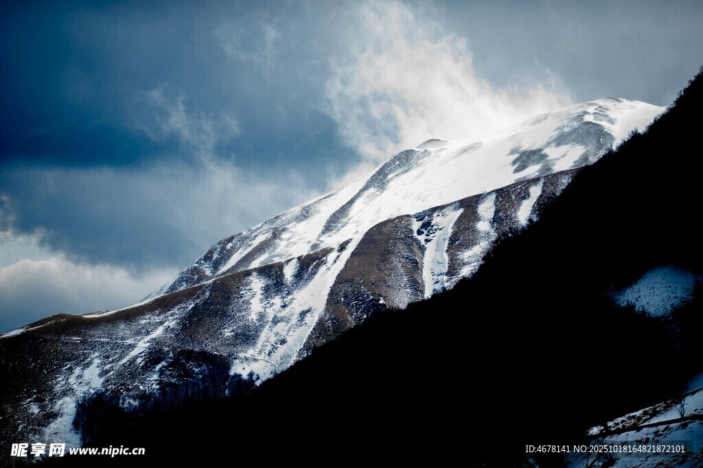 巍峨雪山壮丽景致