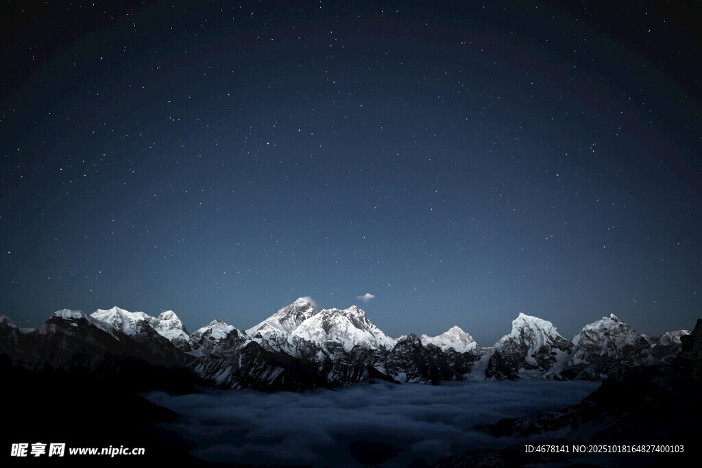 夜幕下的雪山壮丽景观