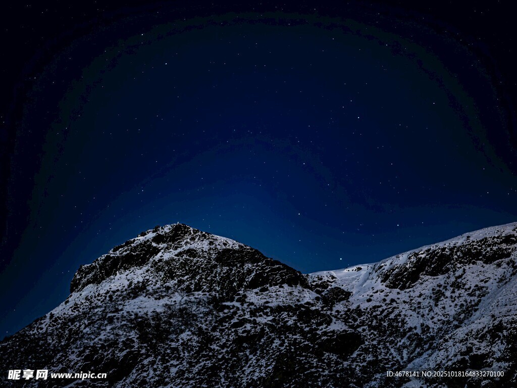 夜空下的覆雪山峰