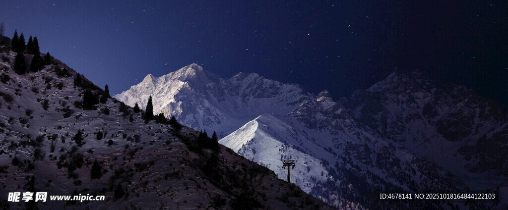 夜幕下的壮丽雪山