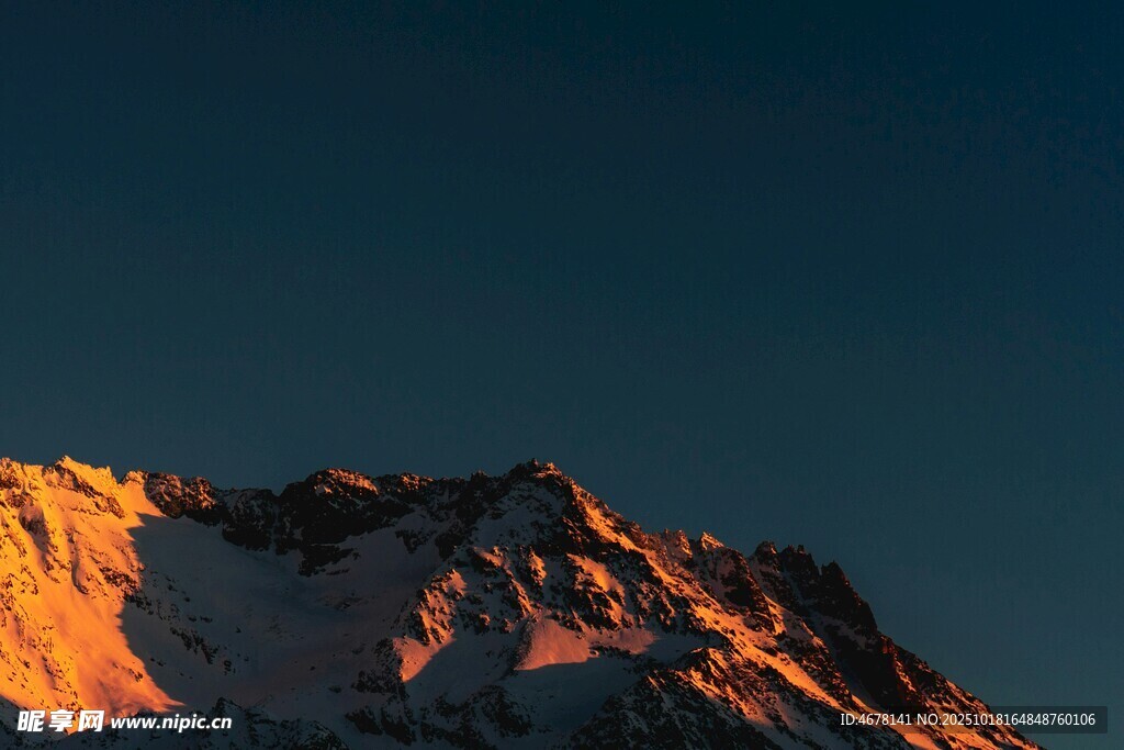 夕阳下的壮丽雪山