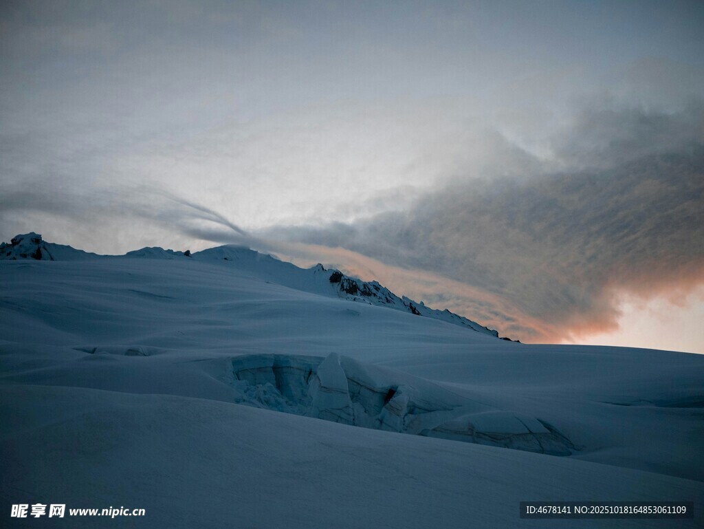 雪山暮色美景