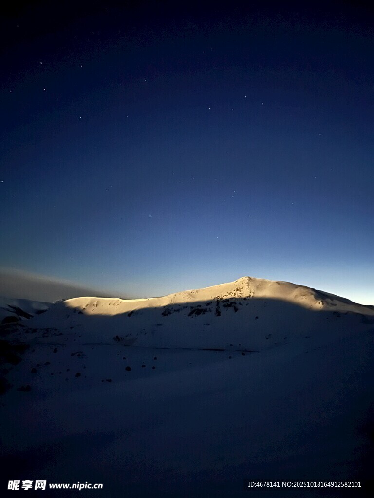 雪山暮色