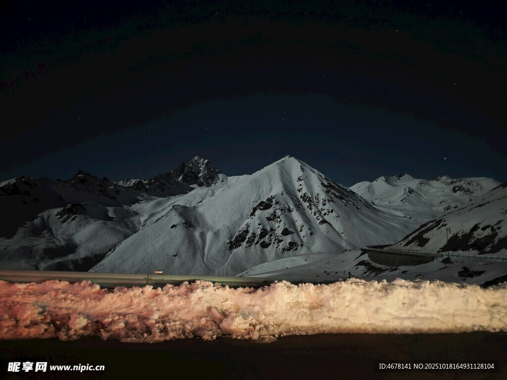 夜幕下的壮丽雪山景观