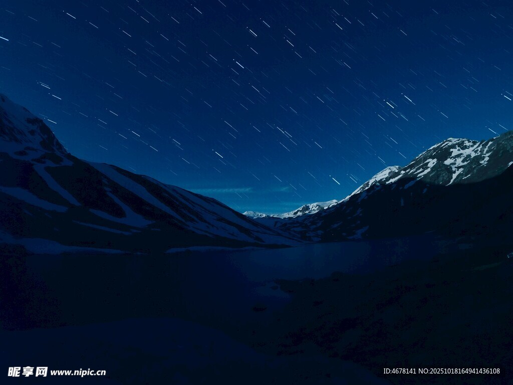 夜空下的雪山美景