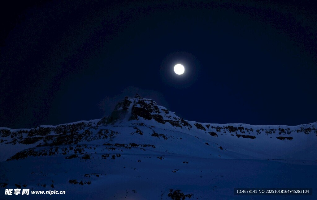 月夜雪山美景