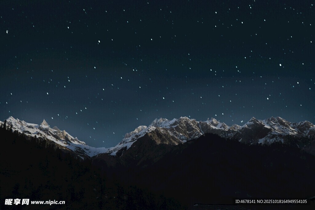 夜空下的壮丽雪山景观