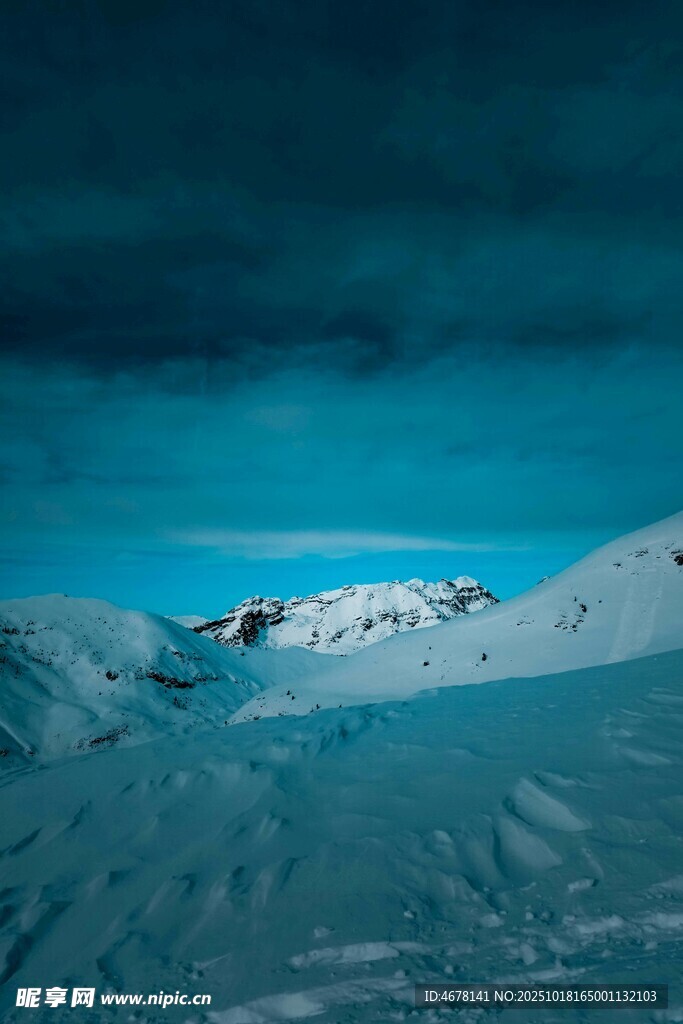 雪覆山峦的静谧景致