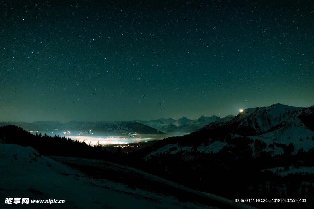山间夜景雪覆山峦灯火明