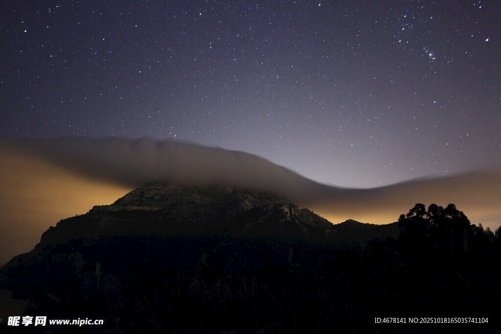 夜空下的山峦与缥缈云雾