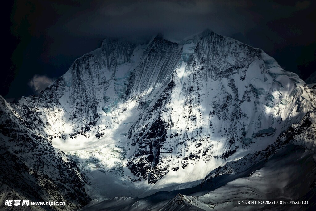 巍峨雪山壮丽景致