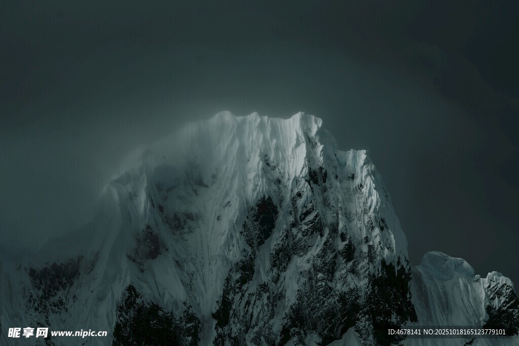 巍峨雪山尽显壮丽之美