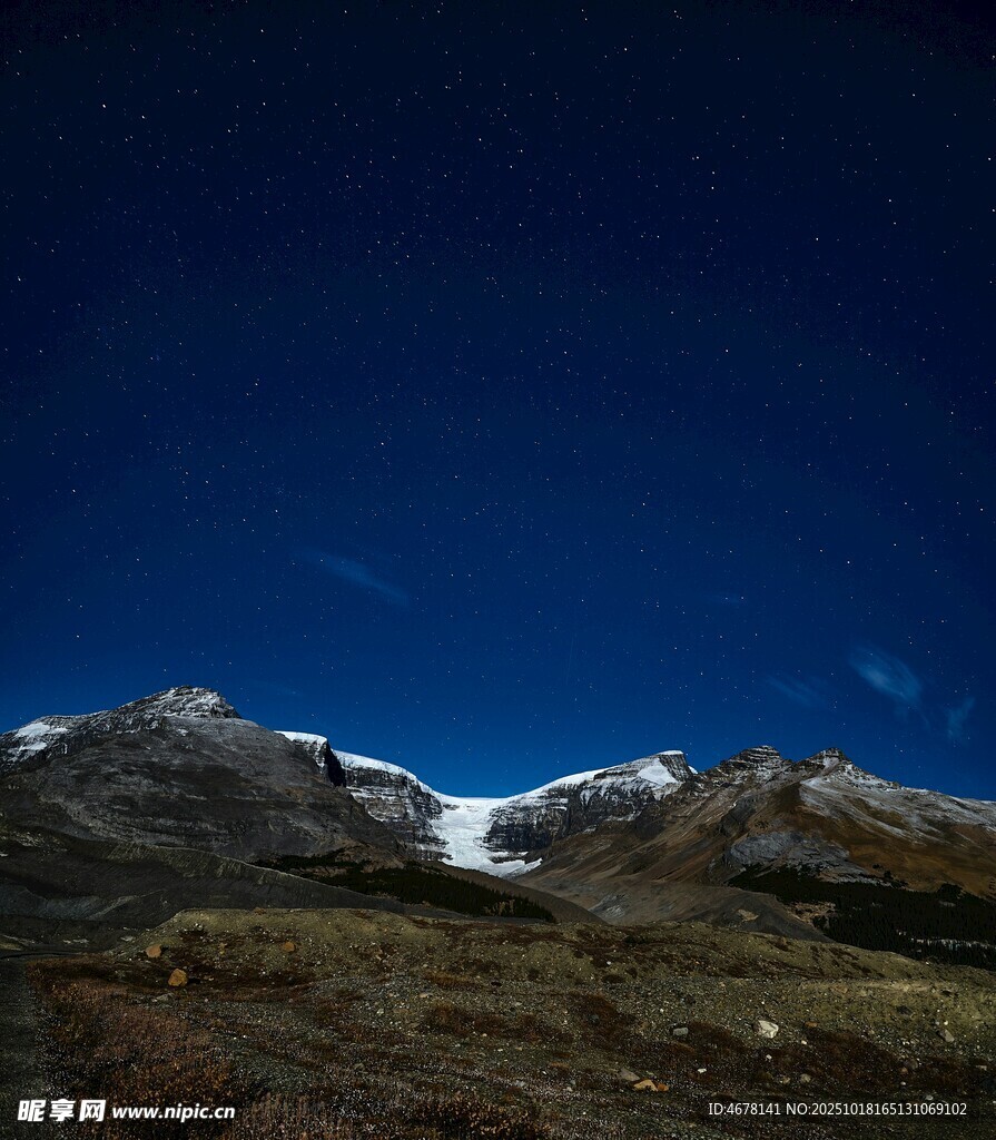 夜空下的雪山壮丽景观