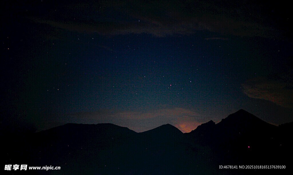 夜幕下的山峦与天边微光