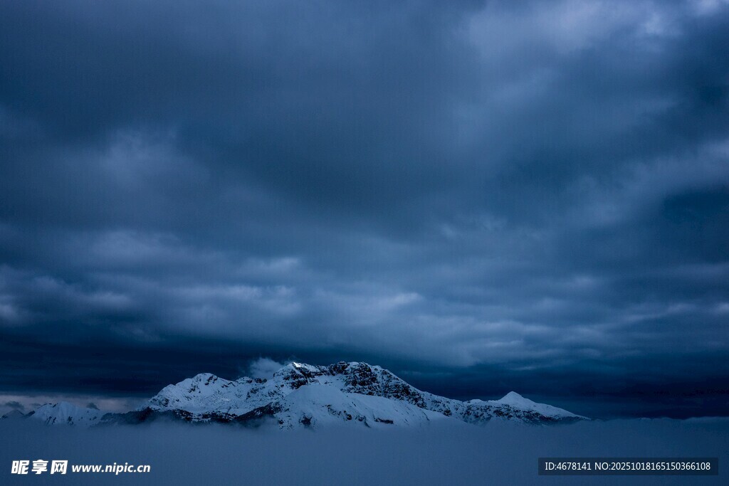 乌云下的雪山壮丽景观