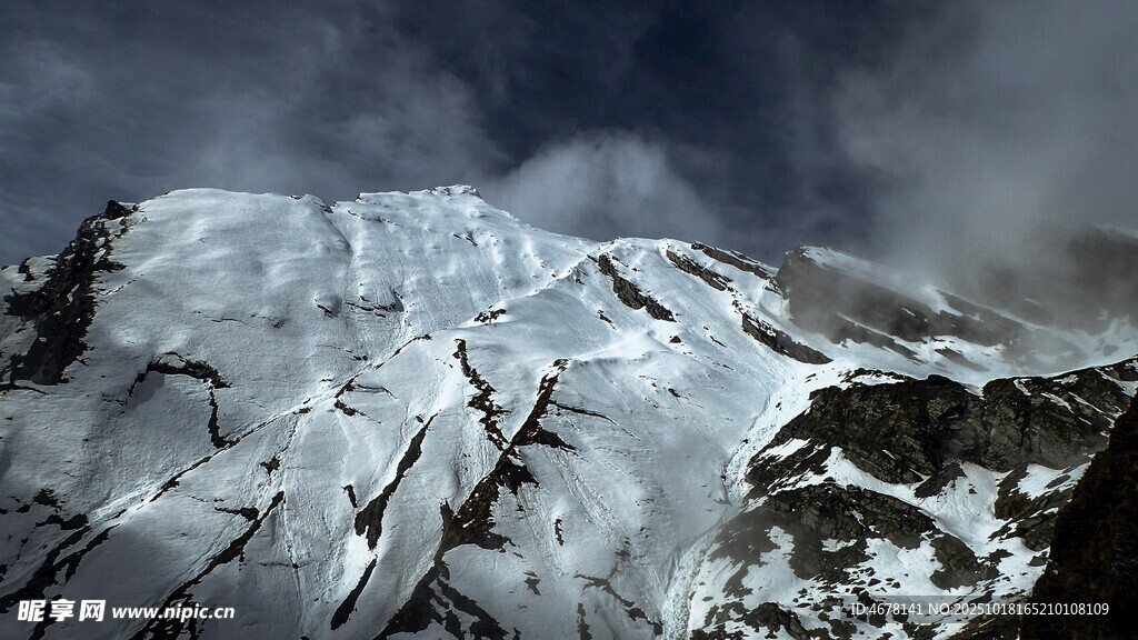 巍峨雪山云雾缭绕