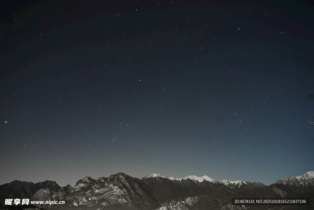 夜空下的雪山景色