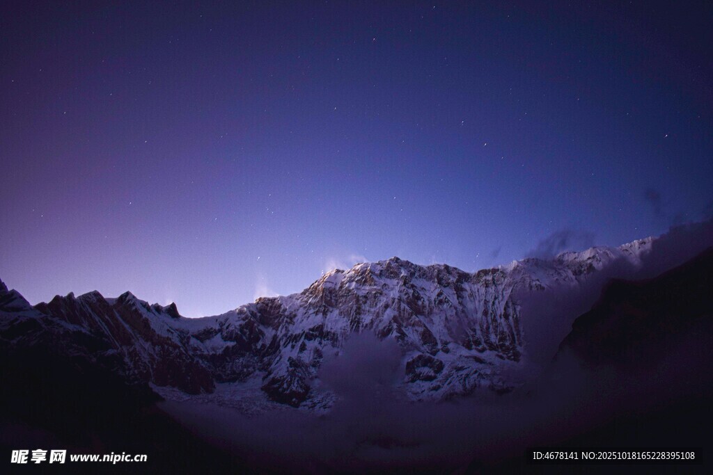 夜幕下的雪山美景