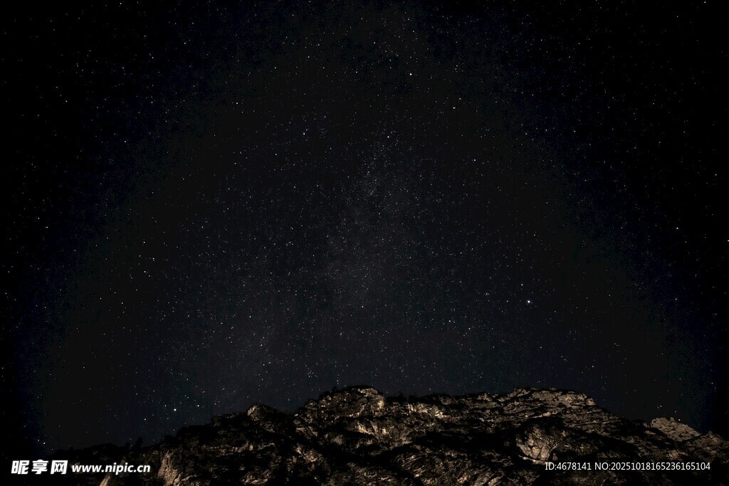 夜空下的山峦与璀璨星空