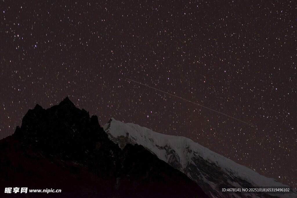 夜空下的巍峨雪山
