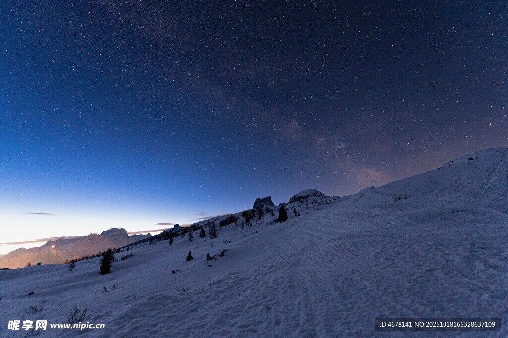 雪山星空下的壮丽景致