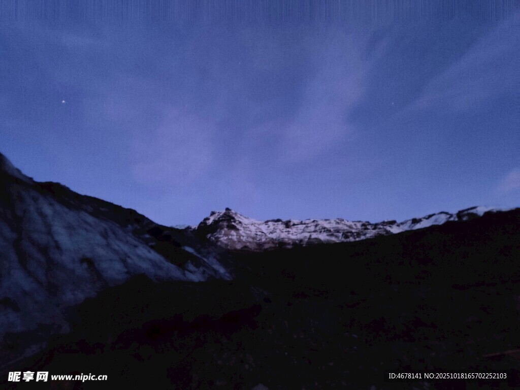 雪山暮色